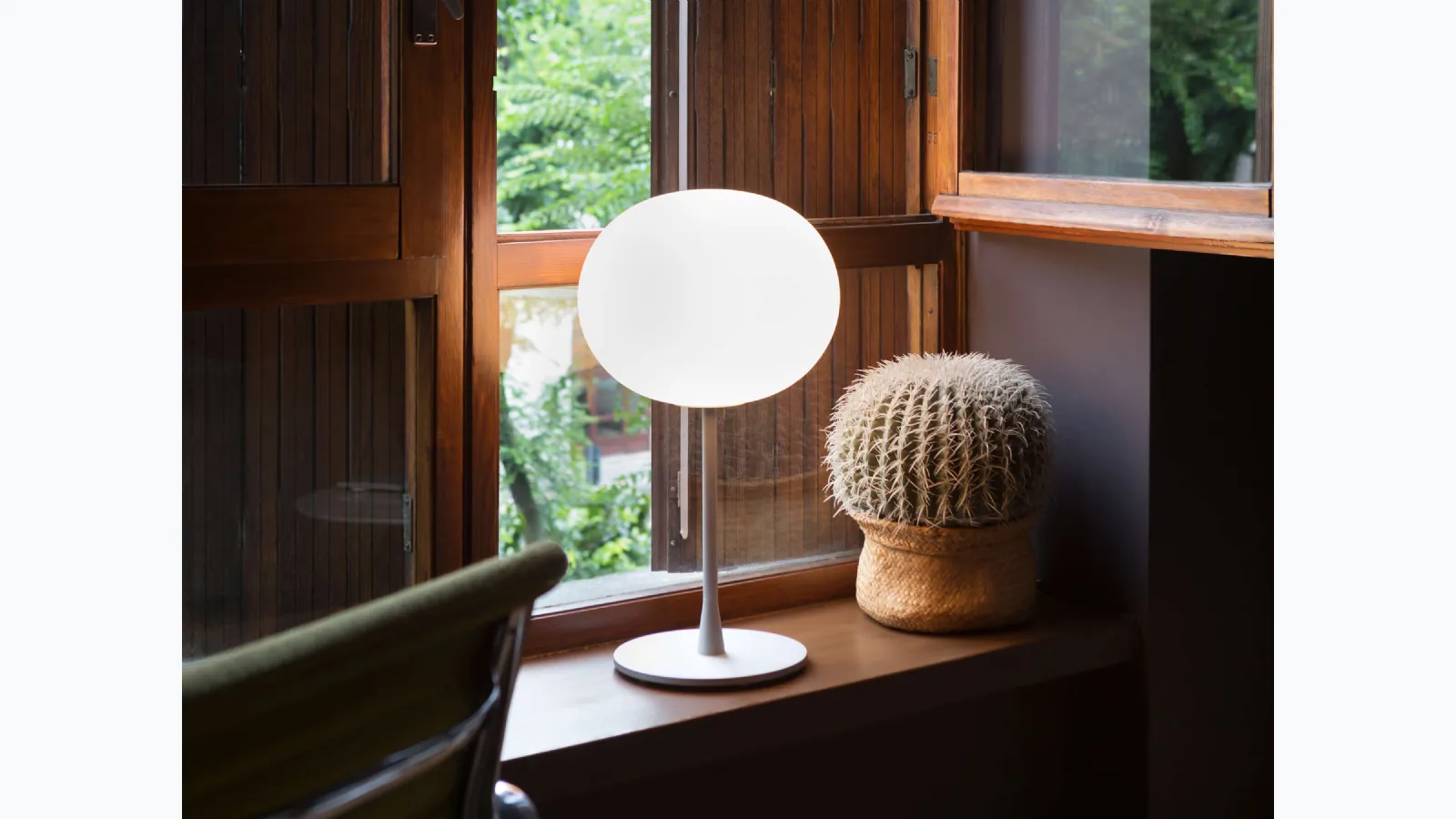 Lampada da tavolo a luce diffusa con diffusore composto da un vetro opalino incamiciato Glo Ball Table di Flos