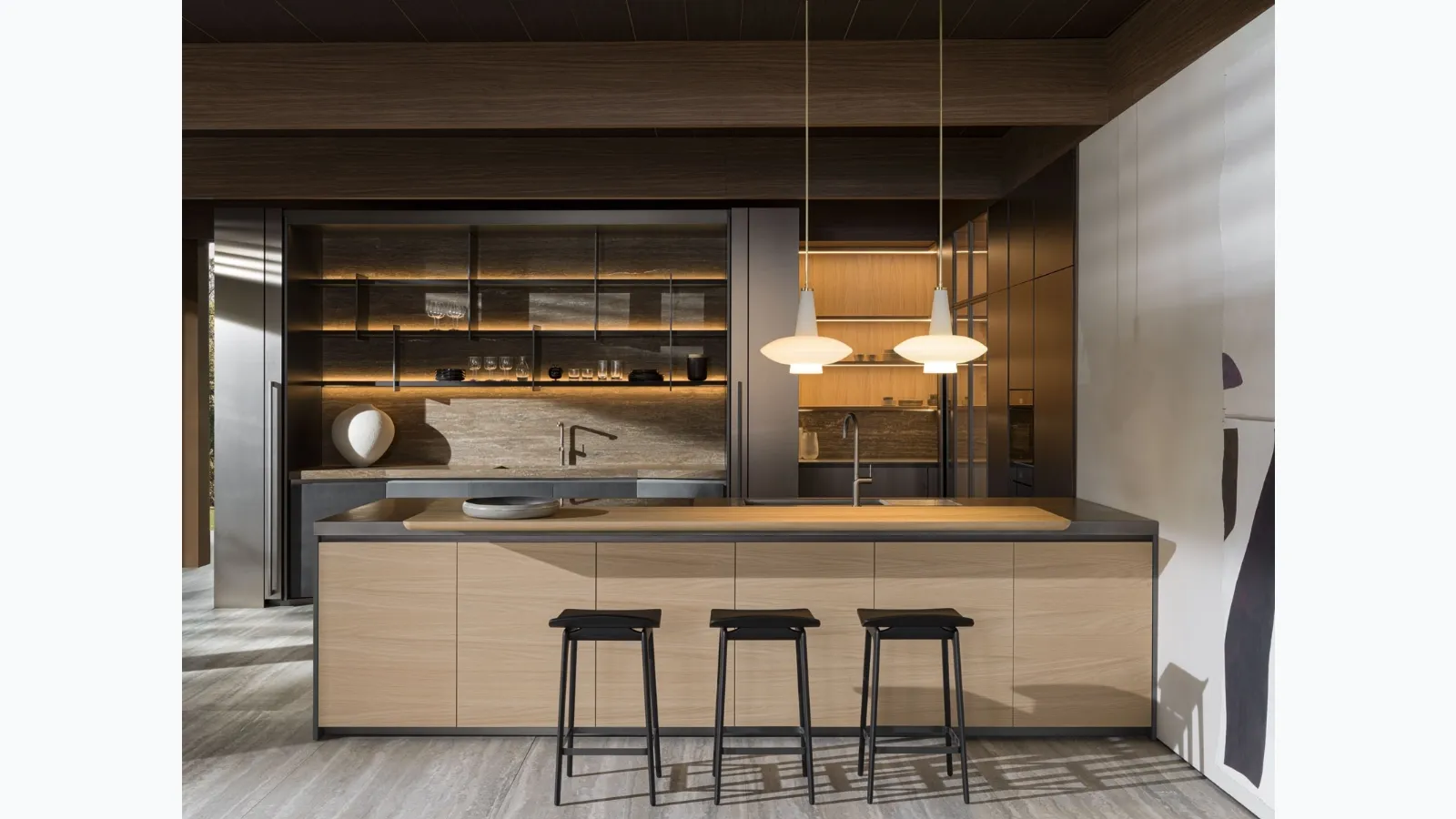 Cucina Design con penisola HiLine 6 Rovere Sunrise con top in marmo travertino di Molteni & C